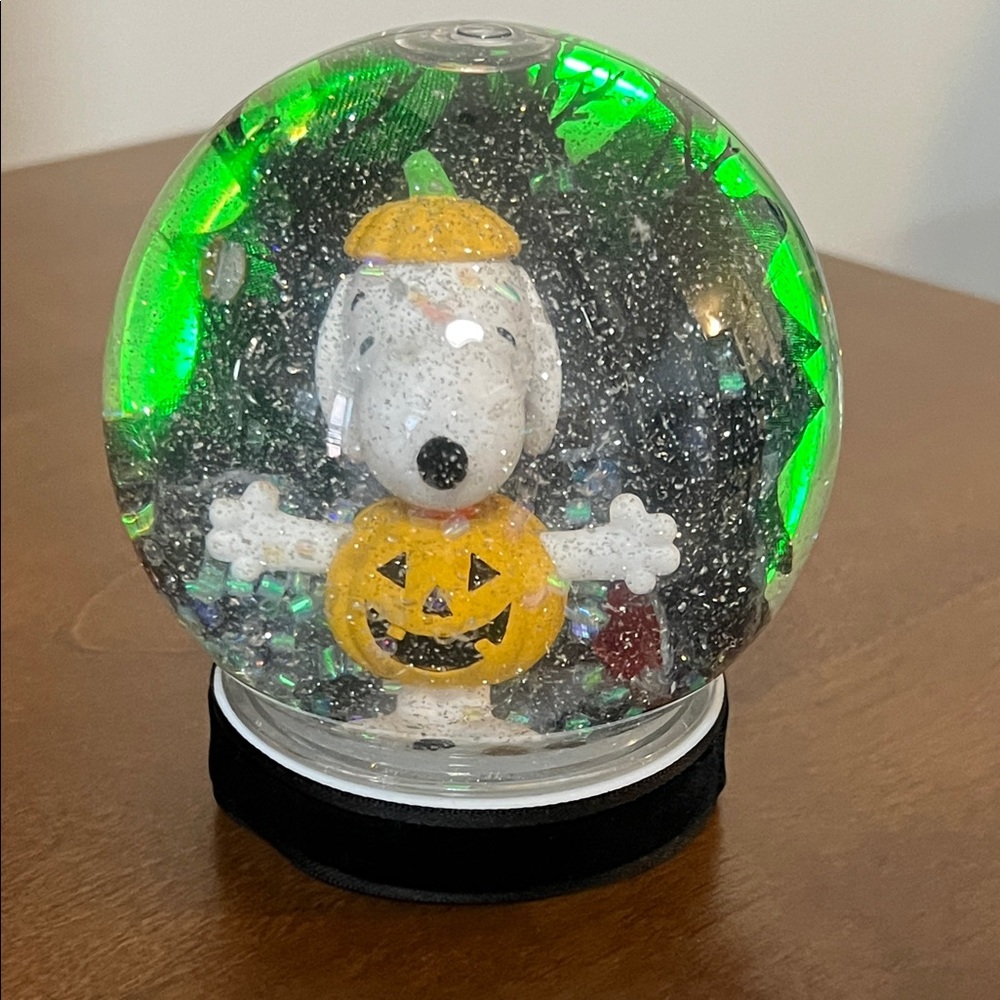 SNOOPY Pumpkin Snow Globe - Picture 10 of 13